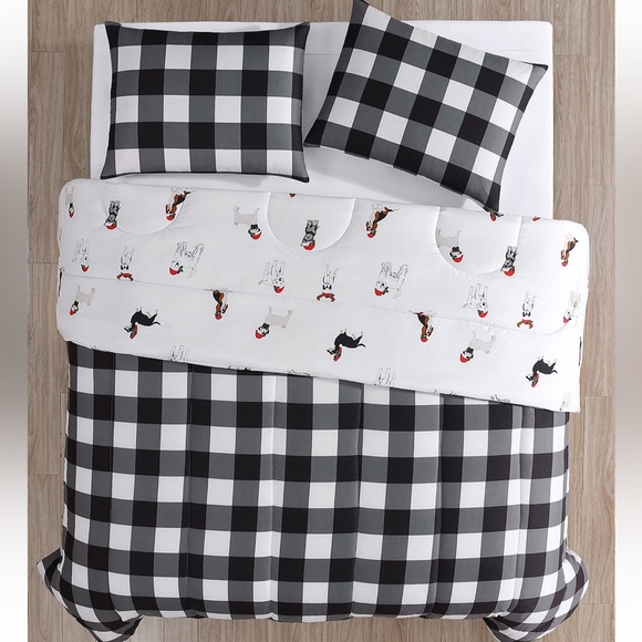 Full/Queen set includes 3 pieces: comforter (90" x 90"), two shams (20" x 26"') - Picture 8 of 13